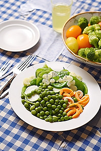健康餐盤背景图片_沙拉餐盘，桌上有西兰花青豆和胡萝卜