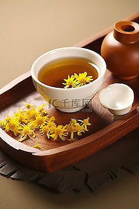 洋甘菊背景图片_洋甘菊茶旁边是一个勺子和一个杯子，上面有新鲜的叶子