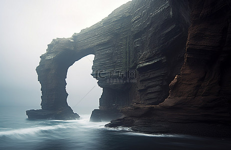 水背景图片_靠近海洋的巨大悬崖，中间有一块大岩石