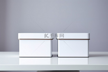 白色背景柜台上的两个储物盒