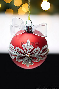 圣诞节背景图片_两层红色和银色圣诞装饰品，底部有银色蝴蝶结