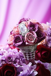 水晶首饰背景图片_紫玫瑰和水晶首饰放在蛋卷冰淇淋里