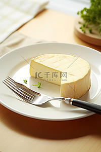 盘子里放着一块奶酪