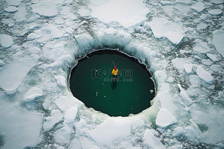 冰上嬉戏背景图片_一个人站在冰上的一个圆洞外面