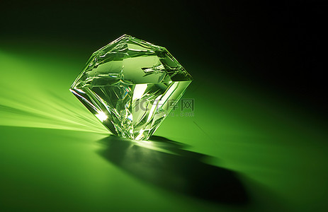 绿色水晶背景图片_绿色水晶坐落在一些纸上
