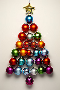 装饰性圣诞树上装饰着圣诞球