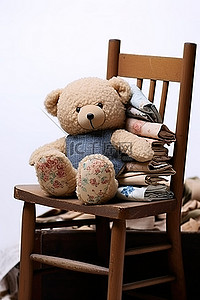 老板坐在椅子上背景图片_坐在木椅上的毛绒泰迪熊