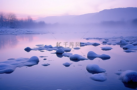 水与人背景图片_日出时雪和石头与蓝天