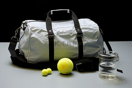 黑灰色网球包 网球包 红色网球 水