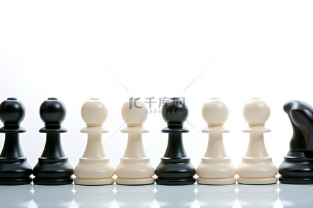 特写桌面背景图片_白色棋子，一个黑色棋子看着白色