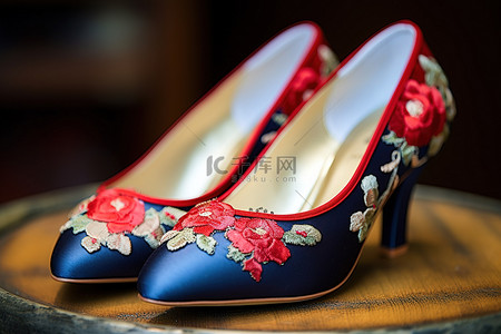 中式蓝红背景图片_蓝红金鞋是中式婚纱的造型