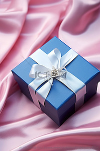 缎纹织物上带白丝带的蓝色礼品盒