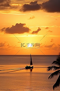 塞班岛旅游背景图片_日落时分，一艘船在大海中央航行