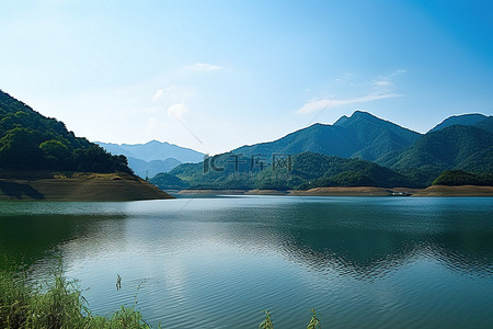 夏天湖边背景图片_湖边有山的美丽景色