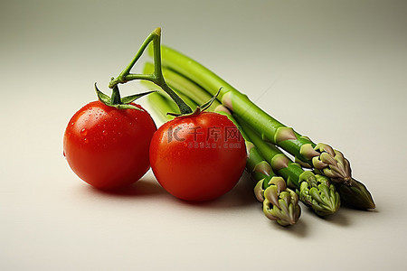 两个绿色蔬菜，一个番茄和芦笋