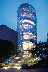 照片中是一座玻璃建筑和楼梯