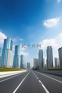 街区背景图片_一条空荡荡的高速公路，穿过两侧都有高楼大厦的城市街区