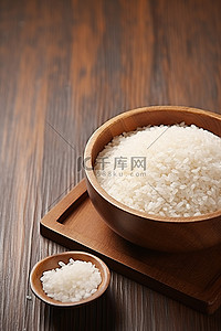 木地板上放着一碗米饭