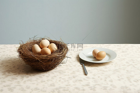 一张桌子，桌上放着一个篮子，盘子里放着鸡蛋