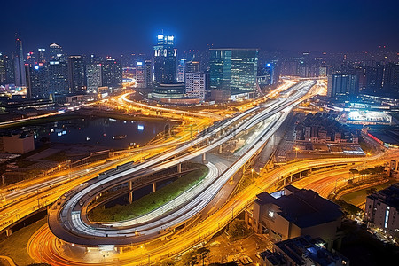 夜间城市繁忙道路的空中拍摄