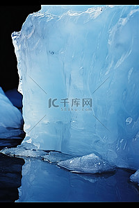 一块蓝蓝白色的颜色覆盖着一块巨石大小的冰块