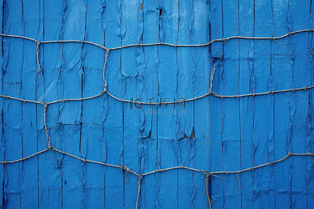 铁丝背景背景图片_一堵旧的蓝色木墙，上面覆盖着铁丝