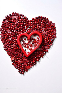 白色表面上带有珠子的心形心红色