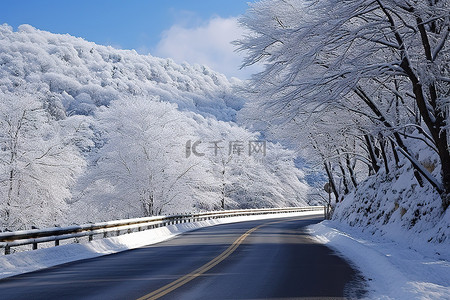 反向弯道背景图片_显示了一条有雪的冬季道路