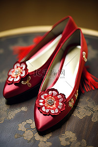 新娘传统的红鞋上饰有红色胸针