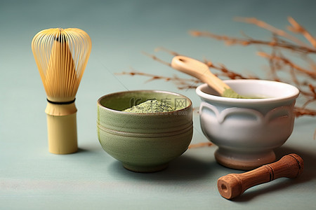 一套搅拌器和一大碗装在竹罐里的抹茶