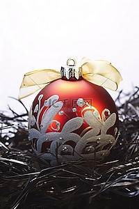 圣诞装饰品躺在树枝和树叶上，上面有白色蝴蝶结