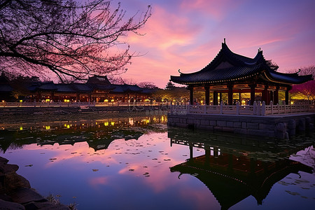 一幅图画背景图片_黄昏时分，一幅美丽的图画展示了水面上灯火通明的寺庙