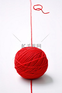 白色背景上悬挂的红色毛线球