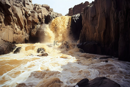 水流过岩石的瀑布