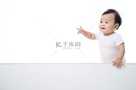 在看背景图片_婴儿站在白板上看着镜头