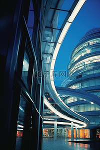 未来派建筑背景图片_日本的未来派购物中心和夜间看到的未来派建筑