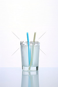 白色背景中透明玻璃中的牙刷