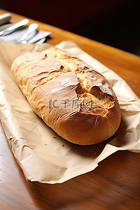 坐在桌子旁边的牛皮纸上的面包