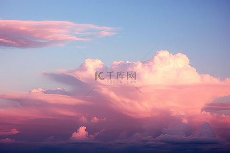 粉色和粉色的云升起