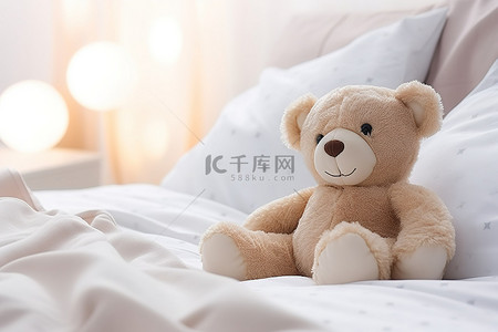 一只泰迪熊躺在白色床单的床上