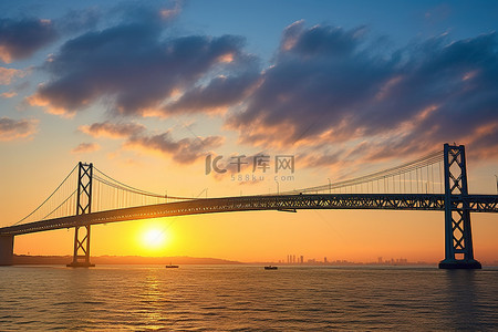 海湾旅游背景图片_夕阳下的海湾大桥