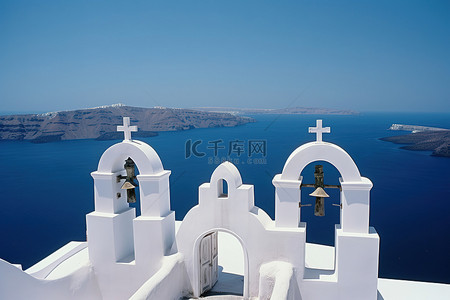 欧洲背景图片_一座巨大的白色教堂，上面挂着两个钟，位于海洋之上