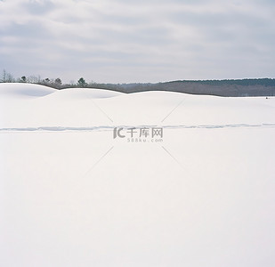 雪地雪景背景图片_两个人站在雪地里