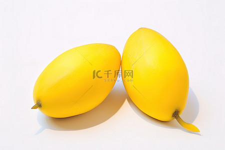 白色表面上的两片黄色芒果