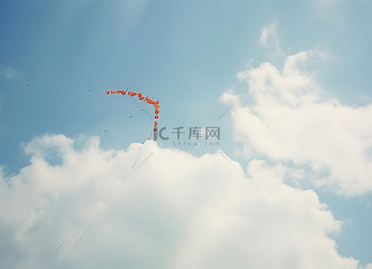 风筝的背景背景图片_风筝飞过多云的天空