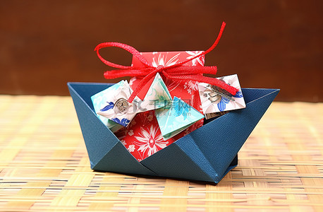 绿包装背景图片_一个蓝红绿折纸篮子和绑在一起的卡片