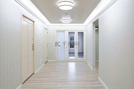 白色墙壁的走廊照亮了地板门和栏杆