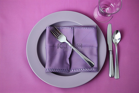 用刀叉的灰色和紫色盘子