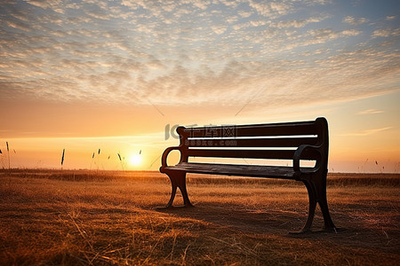 一张空木凳，背后是夕阳西下