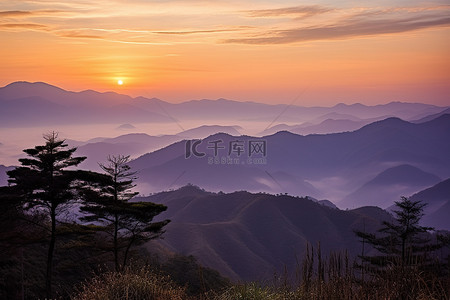 太阳从越南的山景中升起